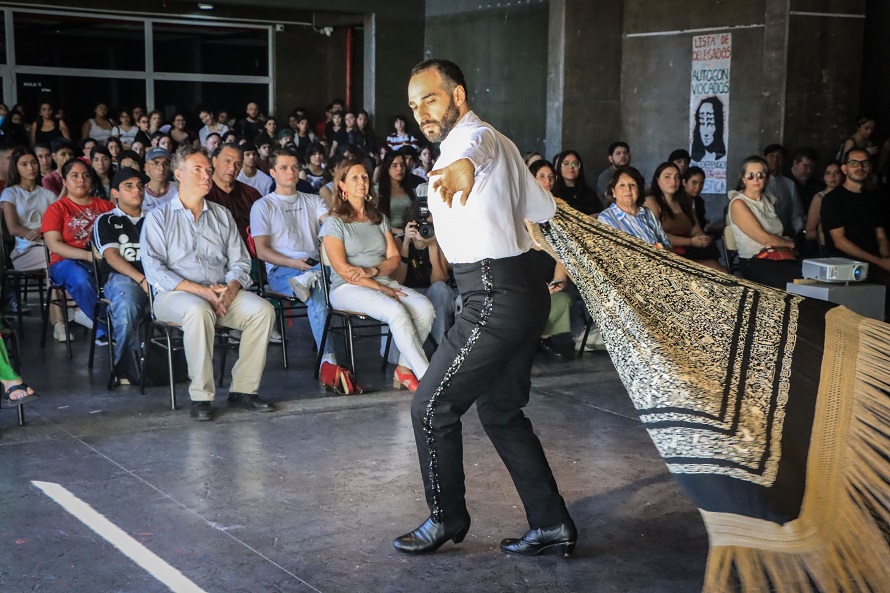 Artes recibió a sus ingresantes e inauguró una muestra